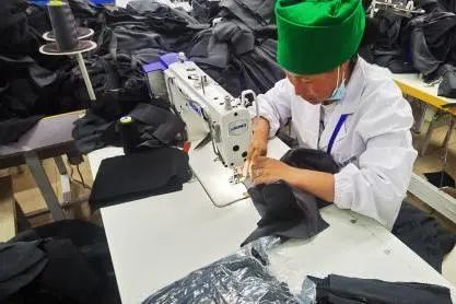 卞吉安部長考察寧興恒騏涼山州昭覺服裝生產(chǎn)基地并出席《甬涼姐妹創(chuàng)業(yè)就業(yè)培訓基地》揭牌儀式